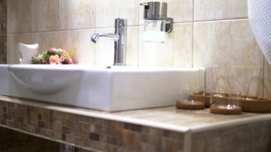modern bir banyo iç. lavabo ve ayna
