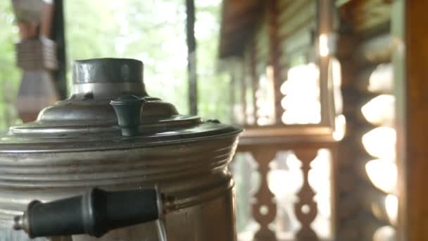 Close-up. fumaça da tampa um samovar russo tradicional — Vídeo de Stock