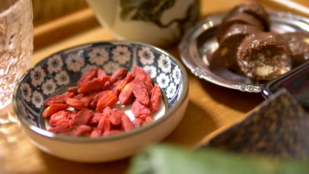 Dieta conceito de comida, vegetarianismo. arroz com cogumelos e amendoins em folhas de banana e bagas de goji na mesa. cozinha chinesa — Vídeo de Stock