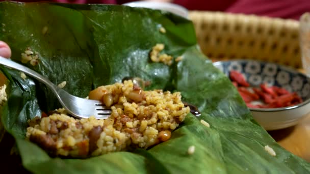 Dieta conceito de comida, vegetarianismo. arroz com cogumelos e amendoins em folhas de banana e bagas de goji na mesa. cozinha chinesa — Vídeo de Stock