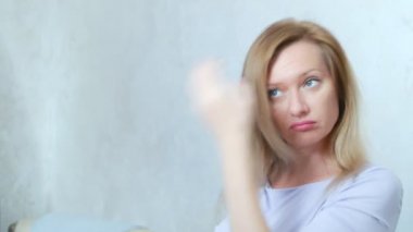 alopesi, kellik. sarışın bir kadın saçlarını düzer ve saç bir tuft elinde kalır. kopyalama alanı