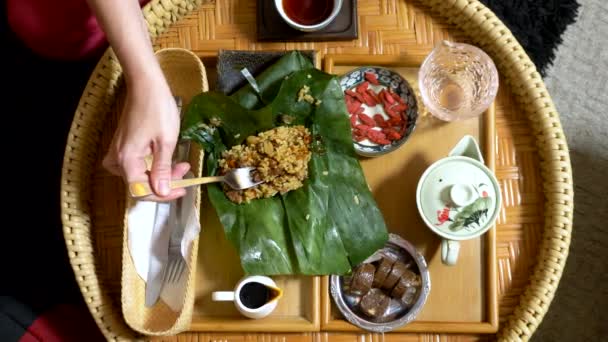 Kost matkoncept, vegetarianism. ris med champinjoner och jordnötter i bananblad och gojibär på bordet. kinesiska köket — Stockvideo