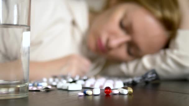 Feche as mãos tocando pílulas. O conceito de cuidados de saúde, deficiência de vitaminas. mulher classifica pílulas sentadas à mesa — Vídeo de Stock