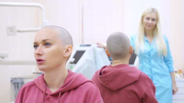 Femme chauve lors d'une consultation avec un médecin dans une clinique. Le concept de trichologie, oncologie, alopécie . — Video