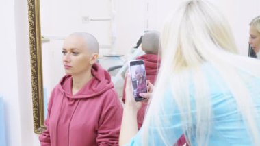 bir klinikte bir doktor ile istişare kel kadın. Trikooloji, onkoloji, alopesi kavramı.