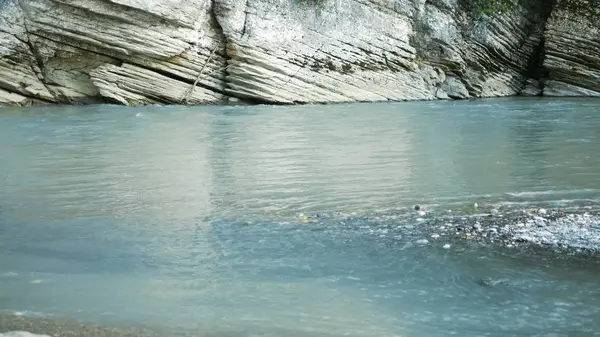 Gebirgsfluss und Felsen. wunderschöne Schlucht. Kopierraum — Stockfoto