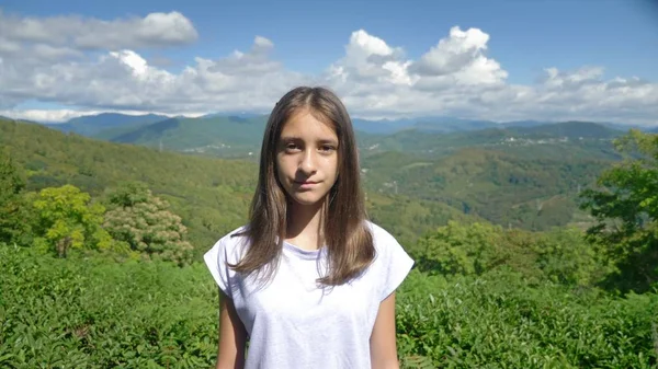 肖像 画。壮大な山の風景と青い空の背景に魅力的な十代の女の子 — ストック写真