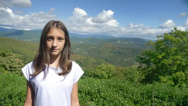 Portré. bájos tini lány a háttérben a csodálatos hegyi táj és a kék ég — Stock Fotó