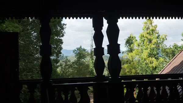 Vista da janela de uma casa de madeira nas árvores. casa de madeira na floresta — Fotografia de Stock