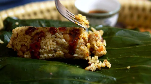Dieta conceito de comida, vegetarianismo. arroz com cogumelos e amendoim em folhas de banana. Cozinha chinesa — Fotografia de Stock