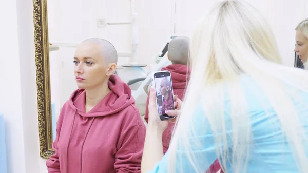 Bald woman at a consultation with a doctor in a clinic. The concept of trichology, oncology, alopecia. — Stock Photo, Image