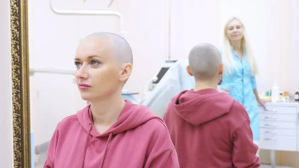 Bald woman at a consultation with a doctor in a clinic. The concept of trichology, oncology, alopecia. — Stock Photo, Image