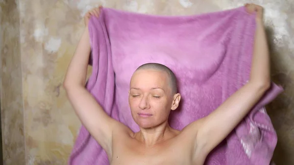 Femme chauve élégant essuie sa tête avec une serviette après une douche. aventures de gens étranges, humour . — Photo