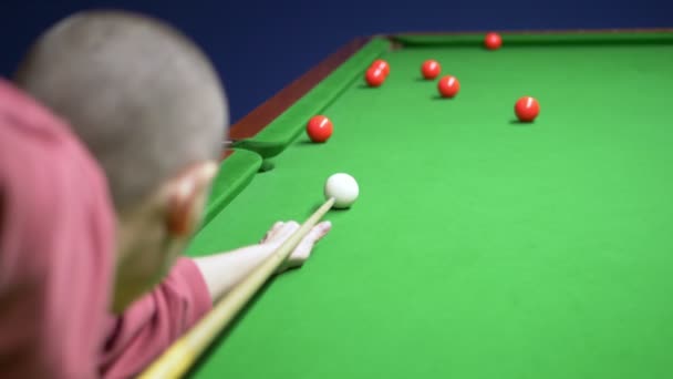 Bald woman plays billiards. snooker. — Stock Video