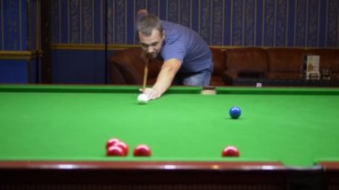 Bilardo oynayın. Bilardo meraklısı. Cebi odaklı. Bulanık arkaplan.
