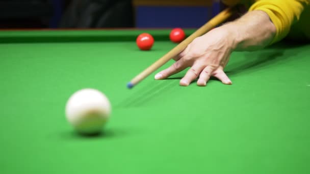 Onherkenbare mensen spelen biljart. Snooker. de zak is in focus. wazige achtergrond. — Stockvideo