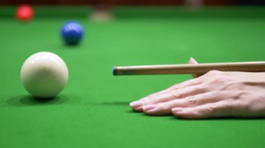 Snooker. Yakın plan. Bilardo oynayan erkeklerin elleri