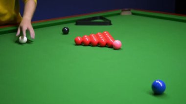 Snooker. Yakın plan. Bilardo oynayan erkeklerin elleri
