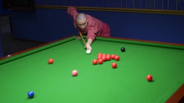 En skallig kvinna spelar biljard. snooker. — Stockvideo