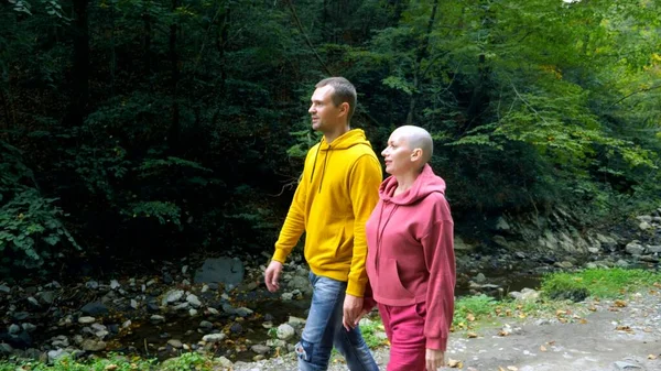 Romântico casal homem e mulher careca caminha na floresta de outono — Fotografia de Stock