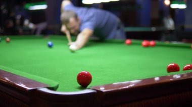 Bilardo oynayın. Bilardo meraklısı. Cebi odaklı. Bulanık arkaplan.