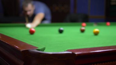 Bilardo oynayın. Bilardo meraklısı. Cebi odaklı. Bulanık arkaplan.