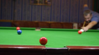 Bilardo oynayın. Bilardo meraklısı. Cebi odaklı. Bulanık arkaplan.