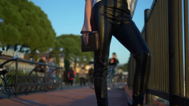 Mujer calva con estilo en gafas de sol observa la puesta de sol. de pie en el paseo marítimo — Vídeos de Stock