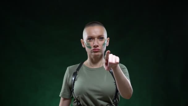 El retrato de una furiosa militar calva, con una mano en la que sostiene un machete, te cortó la cabeza. expresión de emociones y conceptos de estilo de vida. Fondo negro . — Vídeos de Stock