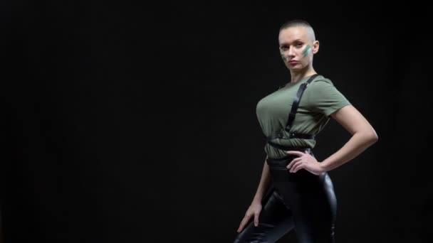 Atraente careca jovem vestido com uniforme militar mostrando espaço cópia — Vídeo de Stock