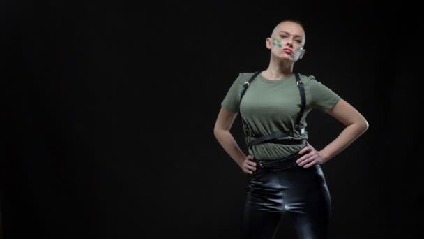 Donna calva in militare camuffamento trucco e imbracatura guardando la fotocamera e posa. copia spazio — Video Stock