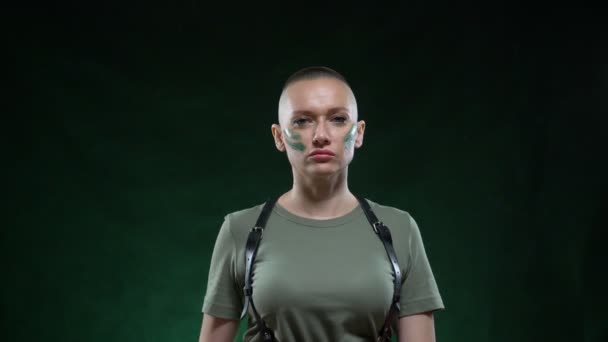 O retrato de uma mulher militar careca zangada, com uma mão gestual na qual segura um facão, cortou-te a cabeça. expressão de emoções e conceitos de estilo de vida. Fundo preto . — Vídeo de Stock