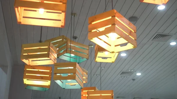 Moderní kreativní stropní lustry v interiéru dřevěných zásuvek se žárovkami uvnitř. — Stock fotografie