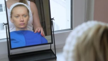 Stilist bir kadın için renk tipi prosedürü yürütür