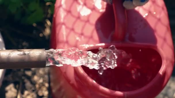 Concetto di cura del giardino. primo piano. l'acqua del rubinetto scorre in un annaffiatoio — Video Stock