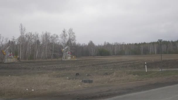 Boortorens langs de weg. uitzicht vanuit het autoraam — Stockvideo