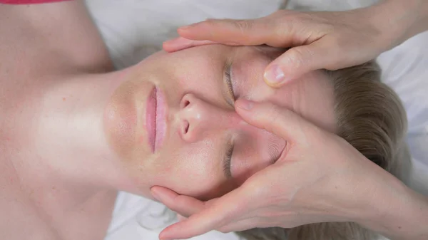 Masajista da mujer anti-envejecimiento masaje facial en el spa. primer plano — Foto de Stock