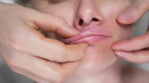 Massör ger kvinnan anti-aging ansiktsmassage i spa. närbild — Stockfoto