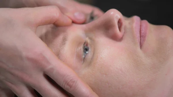 Massagista dá mulher anti-envelhecimento massagem facial no spa — Fotografia de Stock