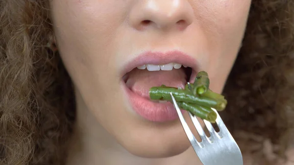 Closeup of lips. happy woman eating string beans with a fork — Stock Photo, Image