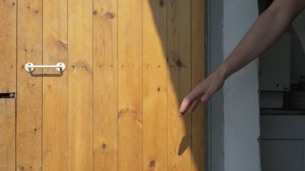 Крупный план. мужчина взломал дверь сельского дома изнутри — стоковое видео