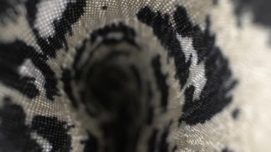 Makro. Tekstil arka planı. İpek kumaş kıvrımları. Renkli leopar boyanmış.