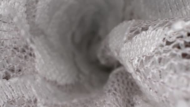 Makro. tło tekstylne. fałdy tkaniny koronkowej zwijane — Wideo stockowe