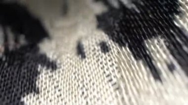 Makro. Tekstil arka planı. İpek kumaş kıvrımları. Renkli leopar boyanmış.