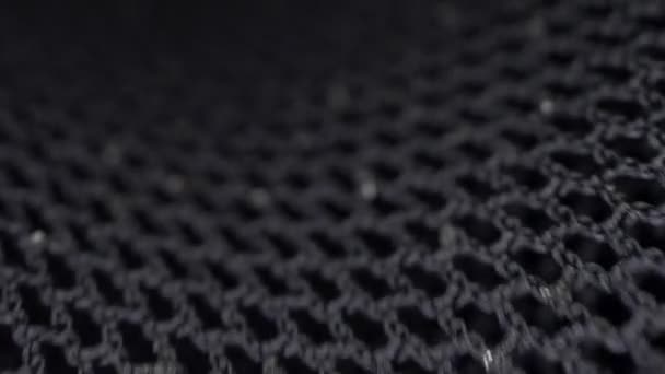 Makro. textil bakgrund. förflyttning av svart guideväv med lurex — Stockvideo
