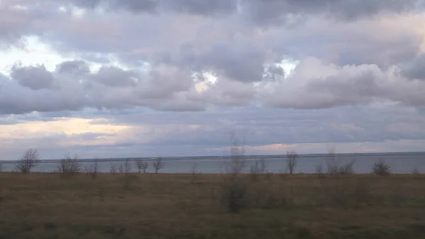 Prázdná dálnice na poli. horizont a bouřlivé mraky — Stock fotografie