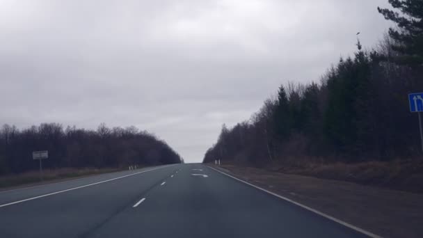 Carretera vacía en un campo. el horizonte y las nubes atronadoras — Vídeos de Stock