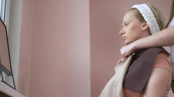 The stylist conducts a color type procedure for a woman — Stock Photo, Image