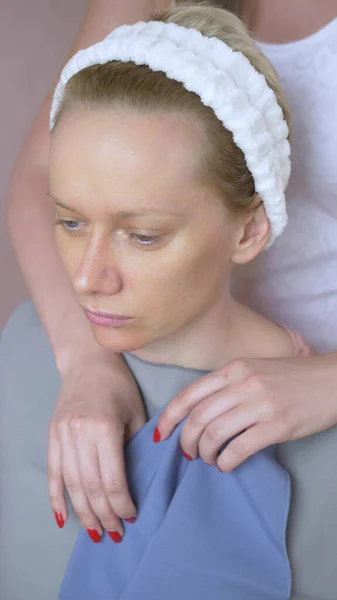 Vertically. the stylist conducts a color type procedure for a woman — Stock Photo, Image