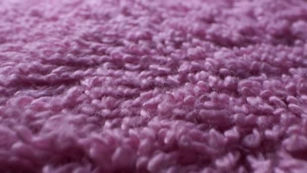 Σούπερ κοντινό πλάνο. Λεπτομέρειες μιας ροζ πετσέτας. ύφασμα φόντο — Αρχείο Βίντεο